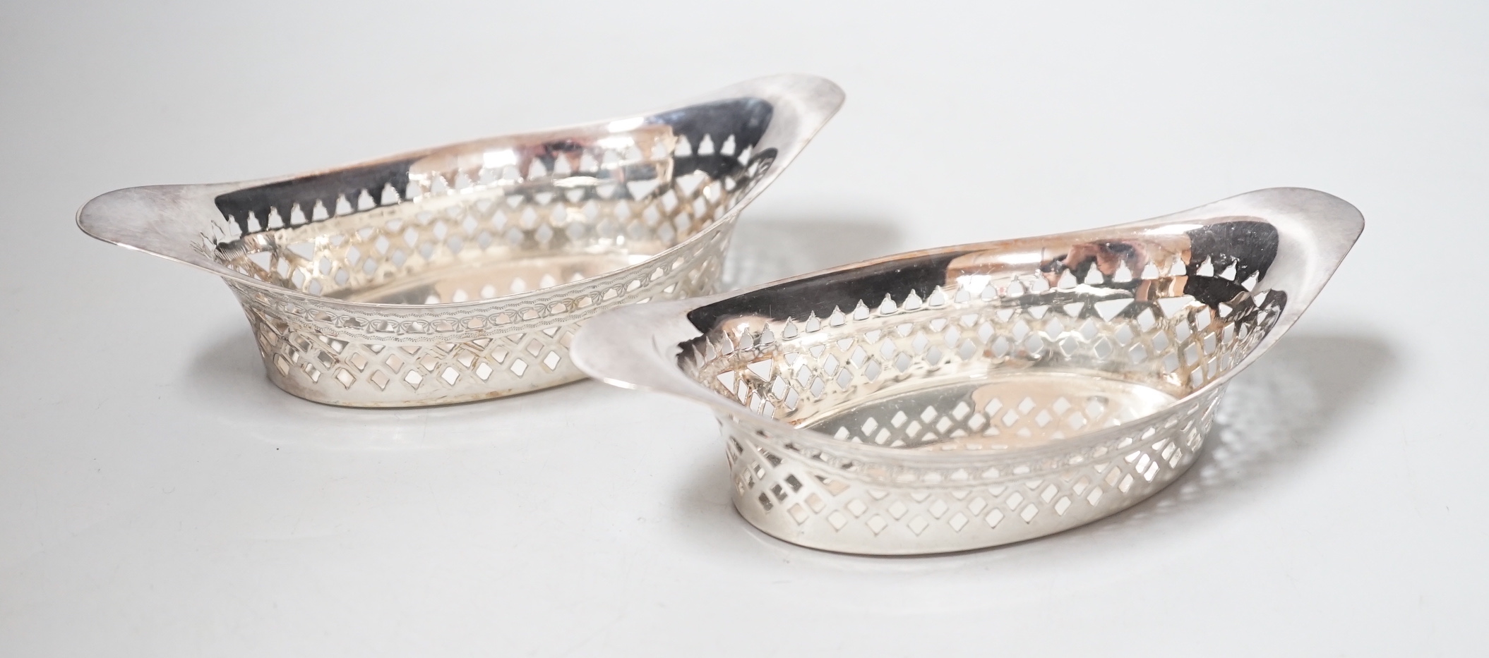 A pair of late Victorian pierced silver boat shaped bonbon dishes, Atkin Brothers, Sheffield, 1898, 16cm, 4.2oz.